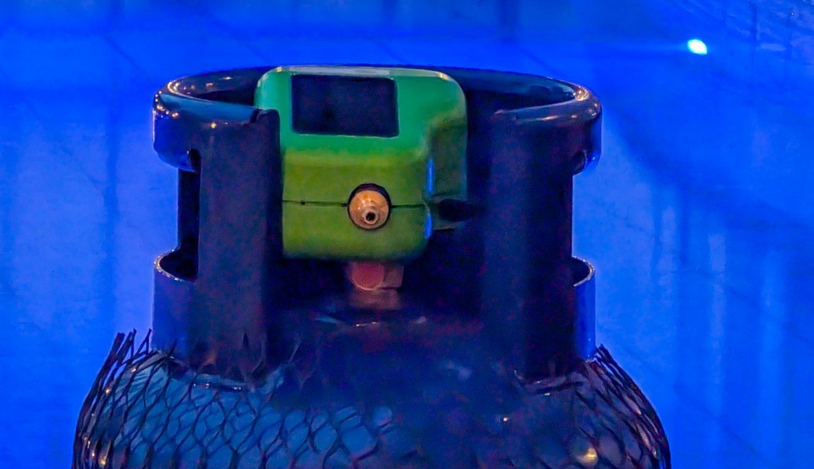 Close-up of the green Kibo meter mounted on a cylinder valve