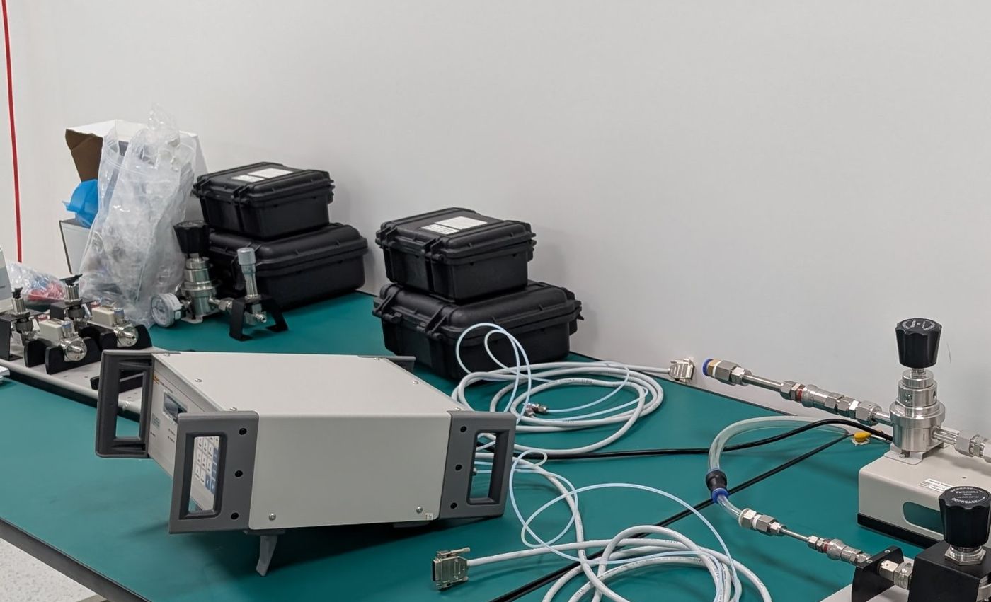 Reference calibration bench with precision regulators and mass-flow references